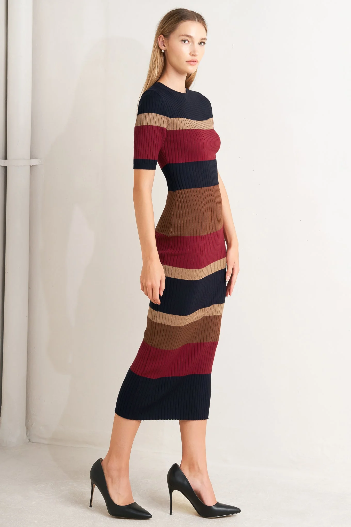 BLACK & BURGUNDY COLOR BLOCKED MIDI SWEATER DRESS - Image 4