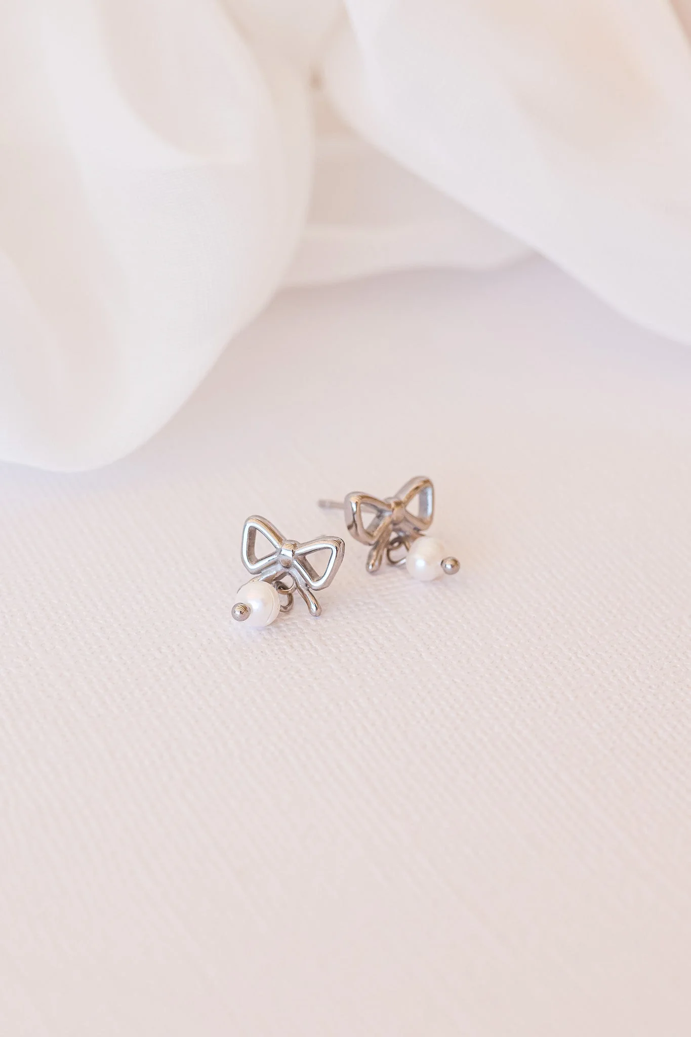 Jane Bow & Pearl Drop Earring - Image 3
