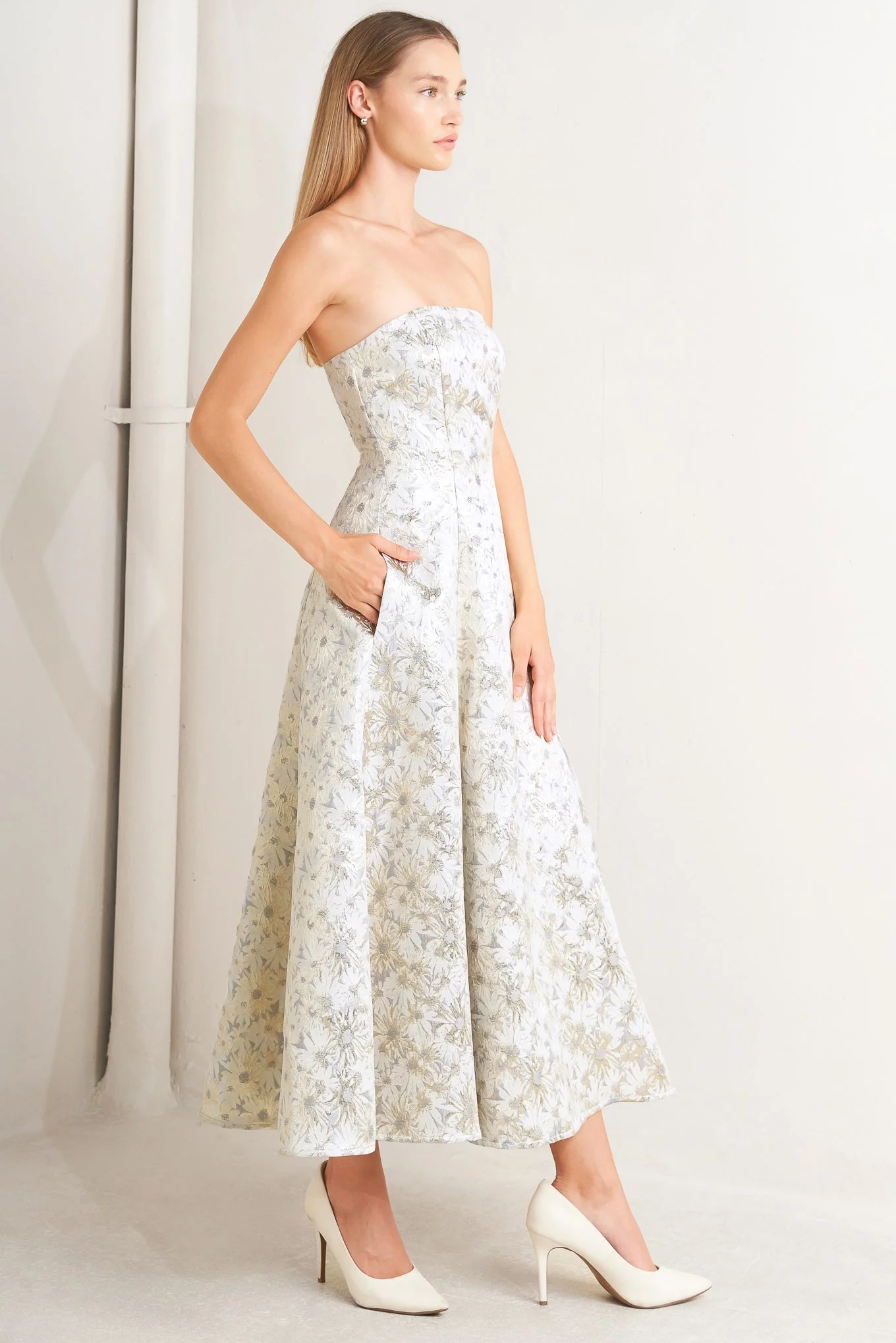 WHITE & GOLD JACQUARD STRAPLESS MIDI DRESS - Image 6