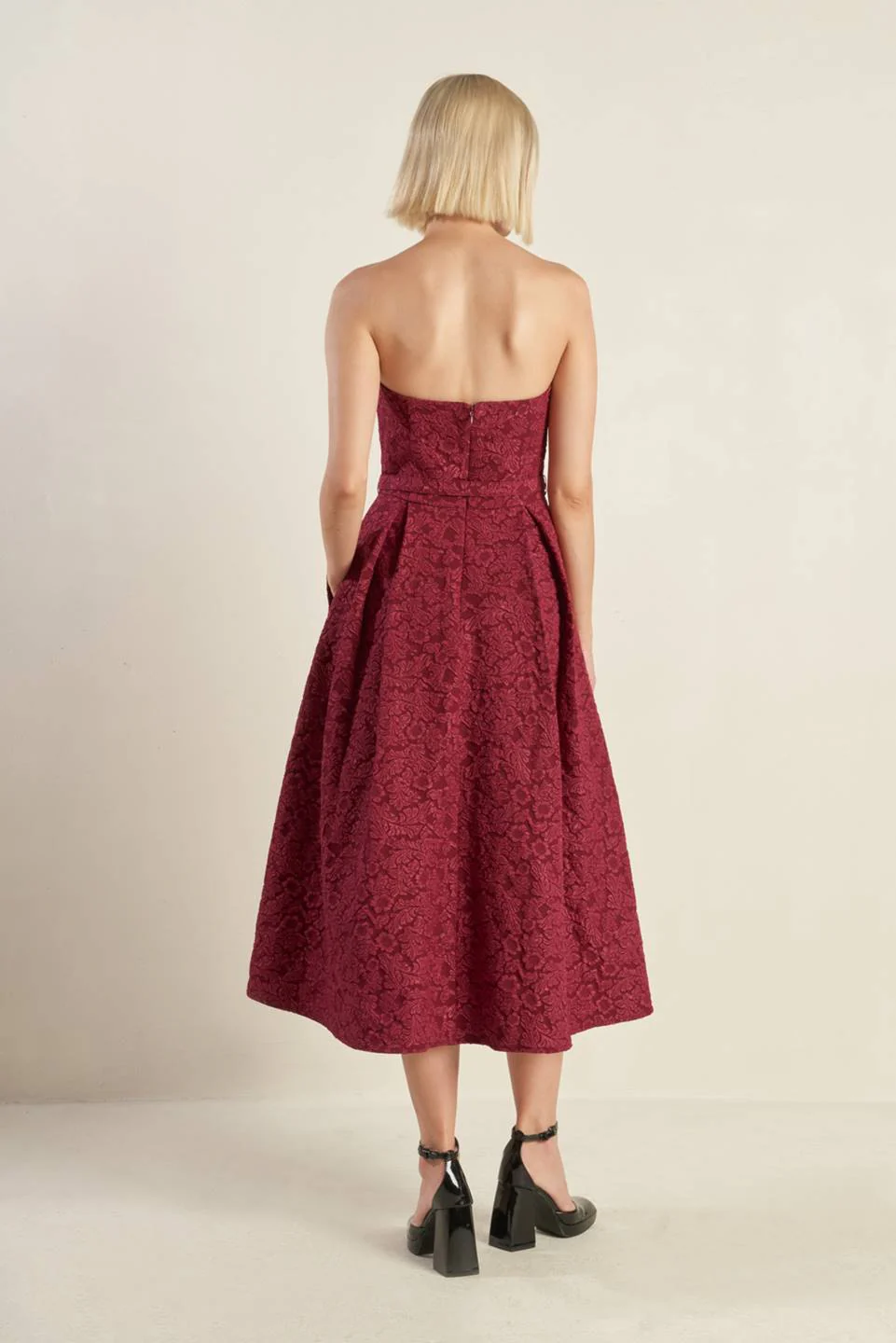 ROSETTE DETAIL STRAPLESS BURGUNDY MIDI DRESS - Image 3
