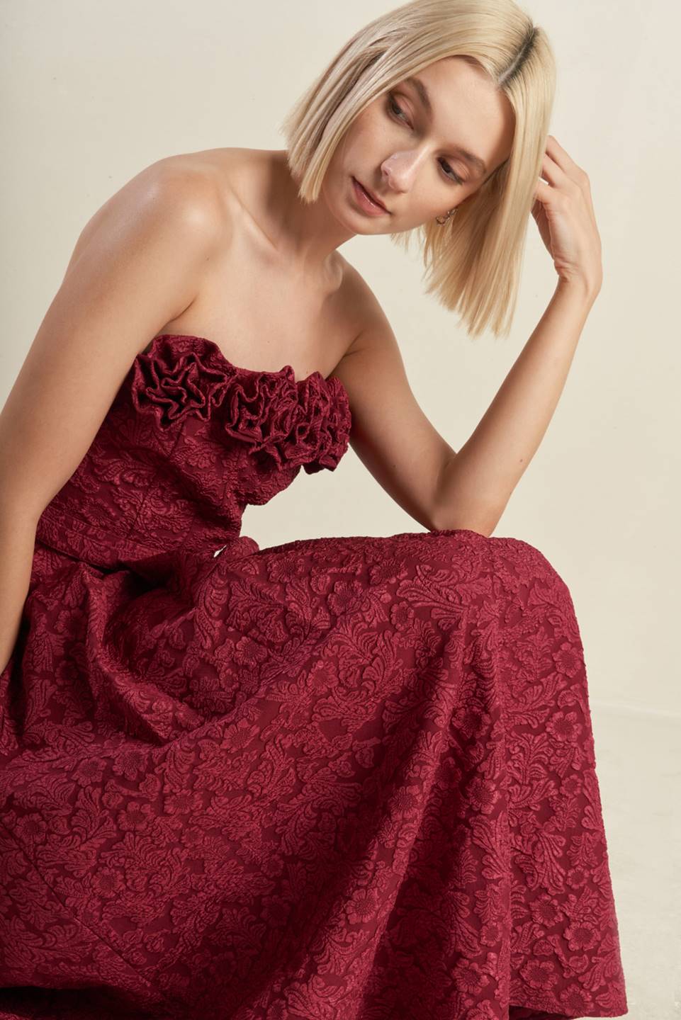 ROSETTE DETAIL STRAPLESS BURGUNDY MIDI DRESS - Image 6